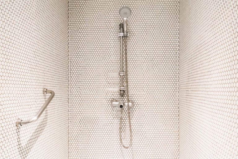 13-guia-para-elegir-tu-ducha-perfecta-en-una-reforma-de-banoducha-asidero elegir tu ducha