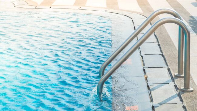 38-detecta-y-combate-a-tiempo-las-fugas-de-agua-en-tu-piscina fugas de agua en la piscina