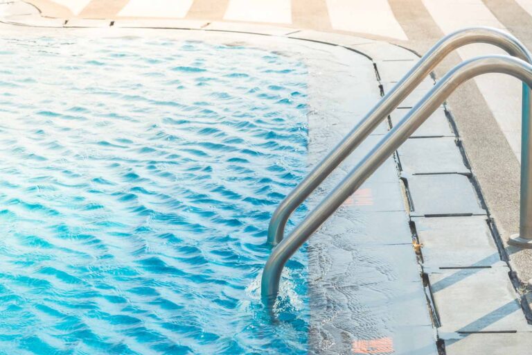 38-detecta-y-combate-a-tiempo-las-fugas-de-agua-en-tu-piscina fugas de agua en la piscina